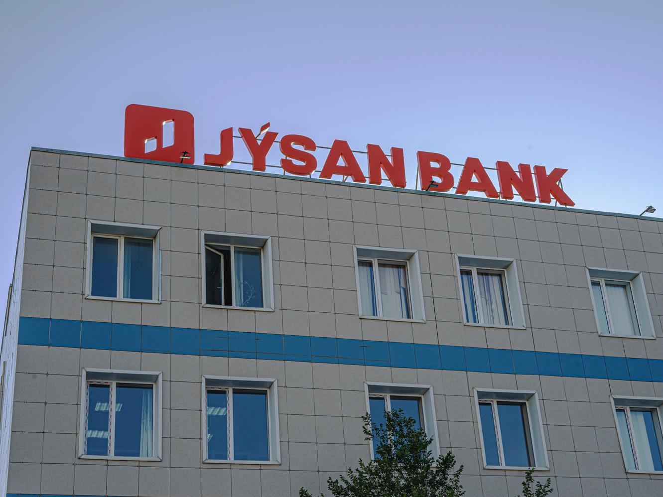 Крышная-установки-вывеские-JUSAN-BANK-в-Актау2