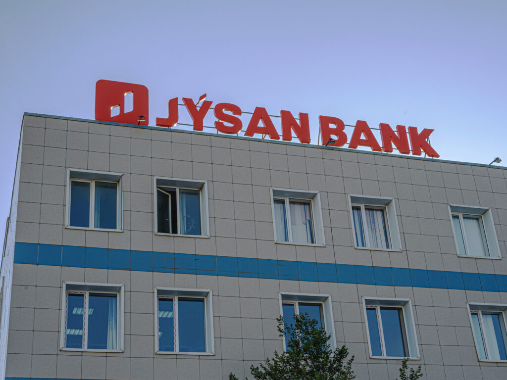 Комплексное оформление JUSAN BANK: рекламные конструкции, вывески и корпоративное брендирование