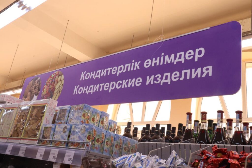 Вывеска супермаркета «ЛИДЕР» в Актау — наружная реклама и оформление фасада от VFORMATE.