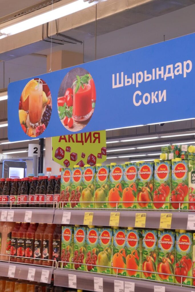 Вывеска супермаркета «ЛИДЕР» в Актау — наружная реклама и оформление фасада от VFORMATE.